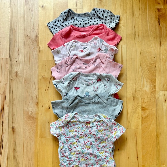 SEVEN 6 month short sleeve Carter’s onesies - Picture 1 of 3